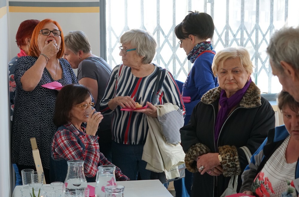 Mikołów: Poczęstunek dla seniorów podczas otwarcia Klubu Seniora na Osiedlu Mickiewicza.