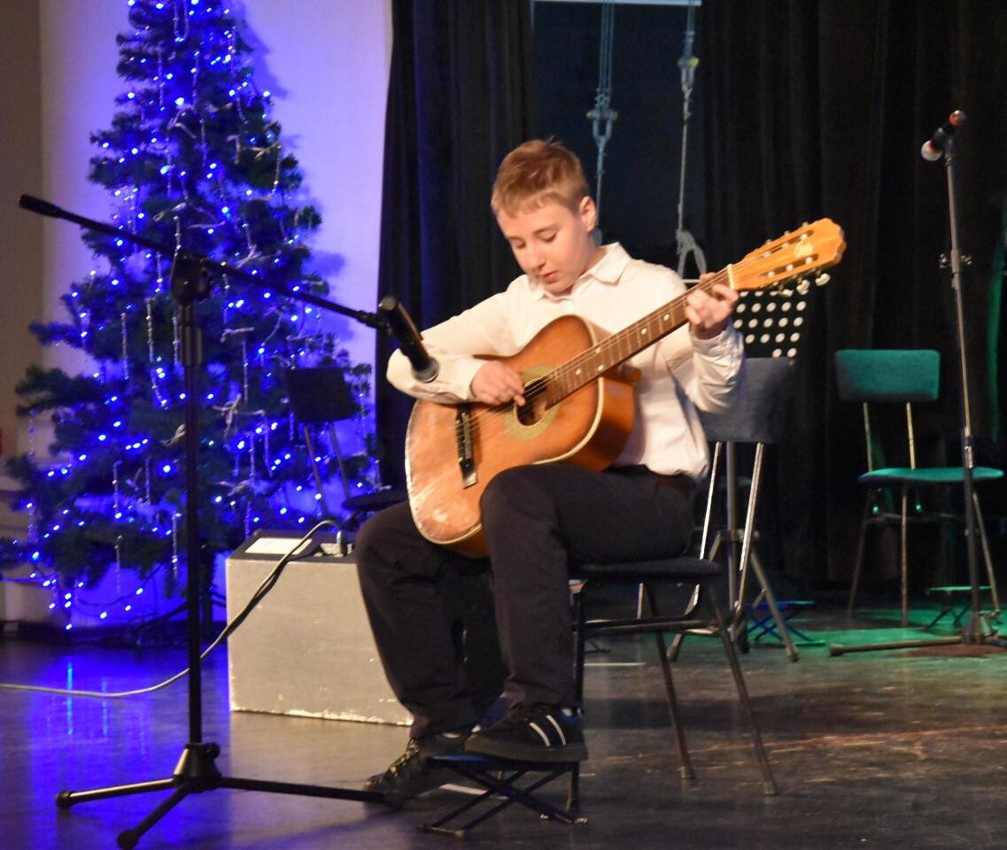 Popisy Instrumentalne wychowanków OPP odbyły się w MDK w Mikołowie. Świąteczny repertuar, wypełniona widownia i zapowiedź przeprowadzki OPP do nowej siedziby / fot. Aktualności Powiatu Mikołowskiego FB