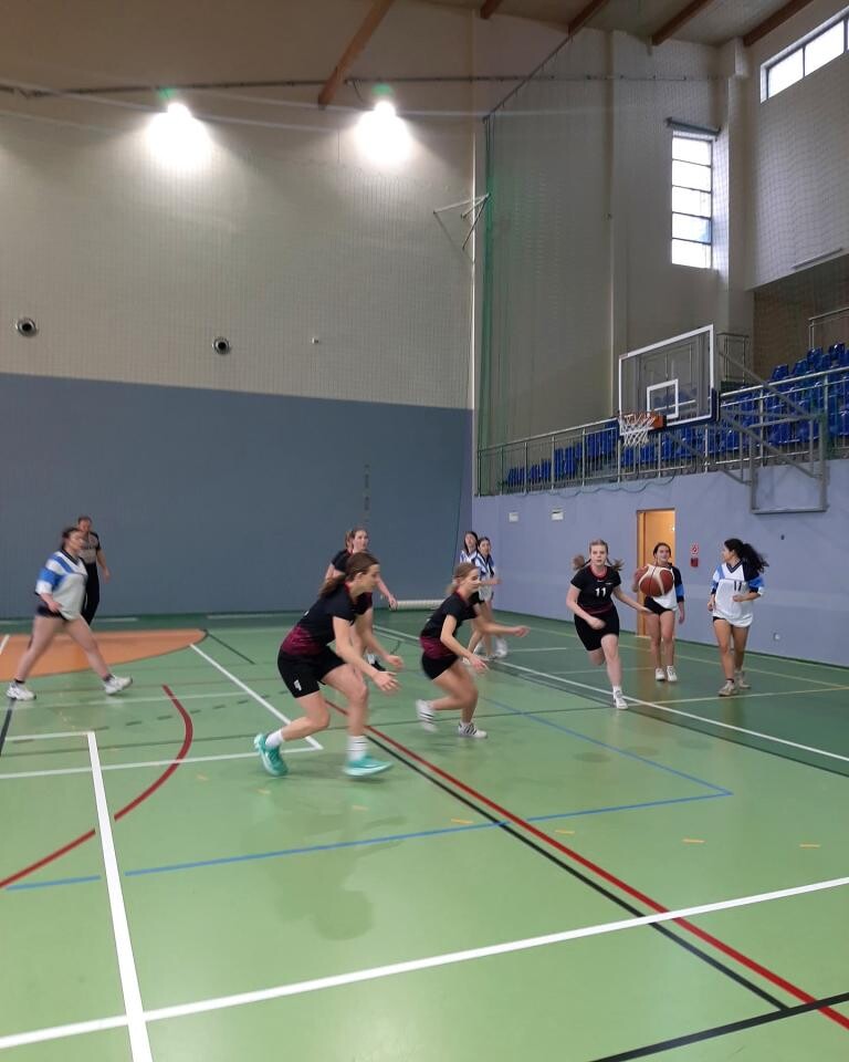 Powiatowe Zawody Koszykówki w Łaziskach Górnych zakończone. Sprawdź, które szkoły zwyciężyły i jak przebiegała sportowa rywalizacja wśród młodzieży / fot. Aktualności Powiatu FB