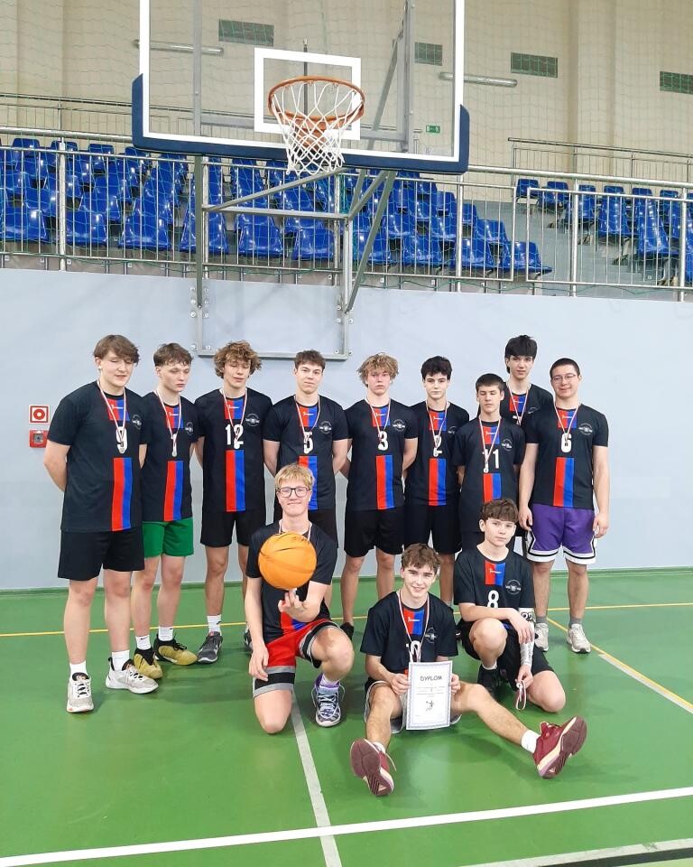 Powiatowe Zawody Koszykówki w Łaziskach Górnych zakończone. Sprawdź, które szkoły zwyciężyły i jak przebiegała sportowa rywalizacja wśród młodzieży / fot. Aktualności Powiatu FB