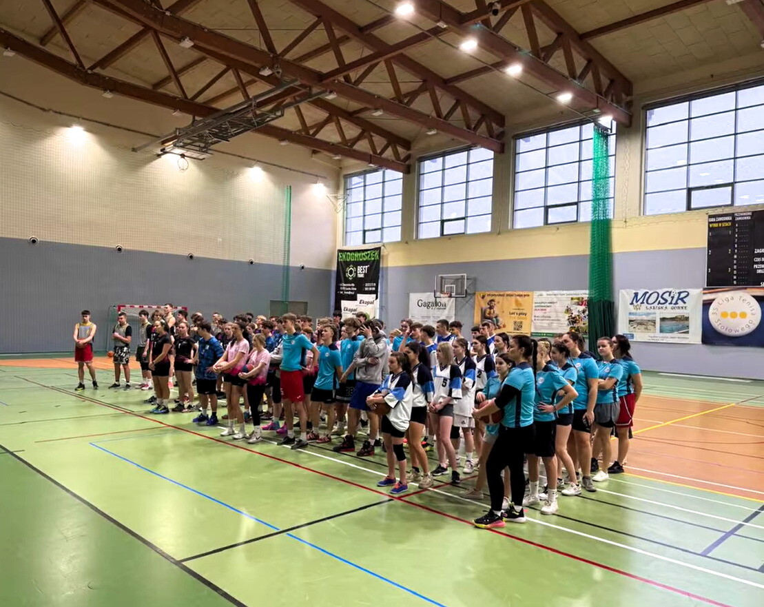 Powiatowe Zawody Koszykówki w Łaziskach Górnych zakończone. Sprawdź, które szkoły zwyciężyły i jak przebiegała sportowa rywalizacja wśród młodzieży / fot. Aktualności Powiatu FB