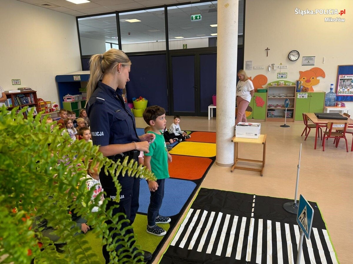 Profilaktycy z Komedy Powiatowej Policji w Mikołowie mł. asp. Sebastian Kapias oraz post. Klaudia Mendera odwiedzili przedszkolaków jednej z miejskich placówek / fot. KPP Mikołów