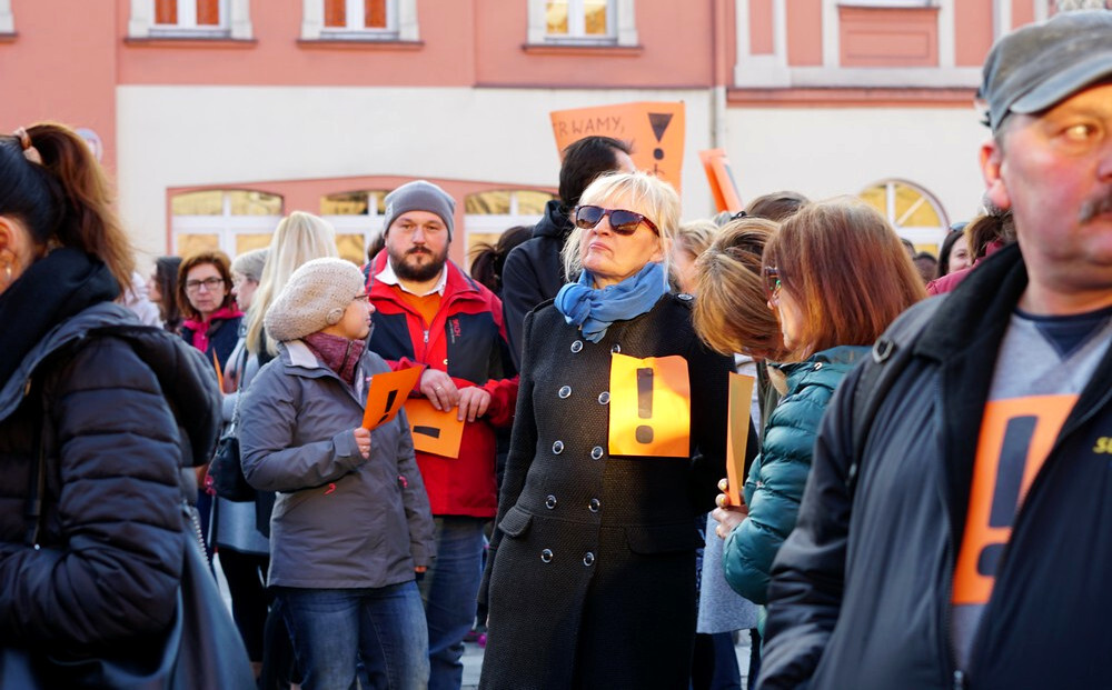 Drugi tydzień strajku nauczycieli rozpoczął się od akcji wsparcia środowiska oświaty. W poniedziałek wieczorem odbył się Protest z Wykrzyknikiem. Na rynku w Mikołowie pojawił się tłum mieszkańców.