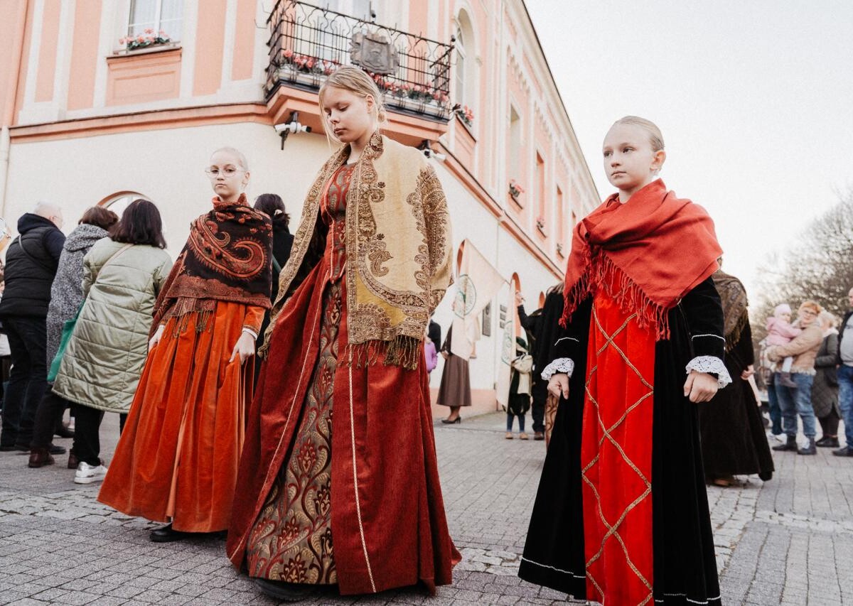 Rycerz znów czuwa nad Mikołowem! Imponująca figura Mikuły z brązu stanęła przy ratuszu / fot. Stanisław Piechula FB