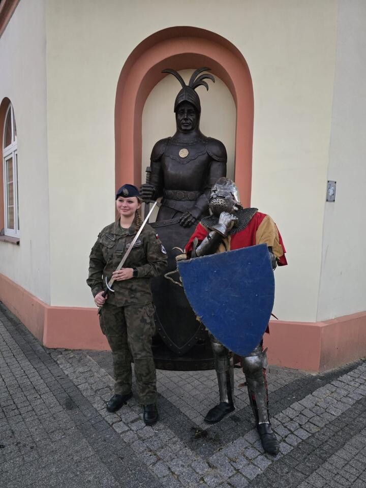 Rycerz znów czuwa nad Mikołowem! Imponująca figura Mikuły z brązu stanęła przy ratuszu / fot. Stanisław Piechula FB