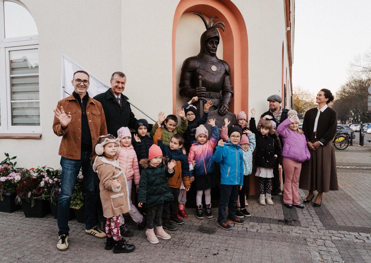 Rycerz znów czuwa nad Mikołowem! Imponująca figura Mikuły z brązu stanęła przy ratuszu / fot. Stanisław Piechula FB
