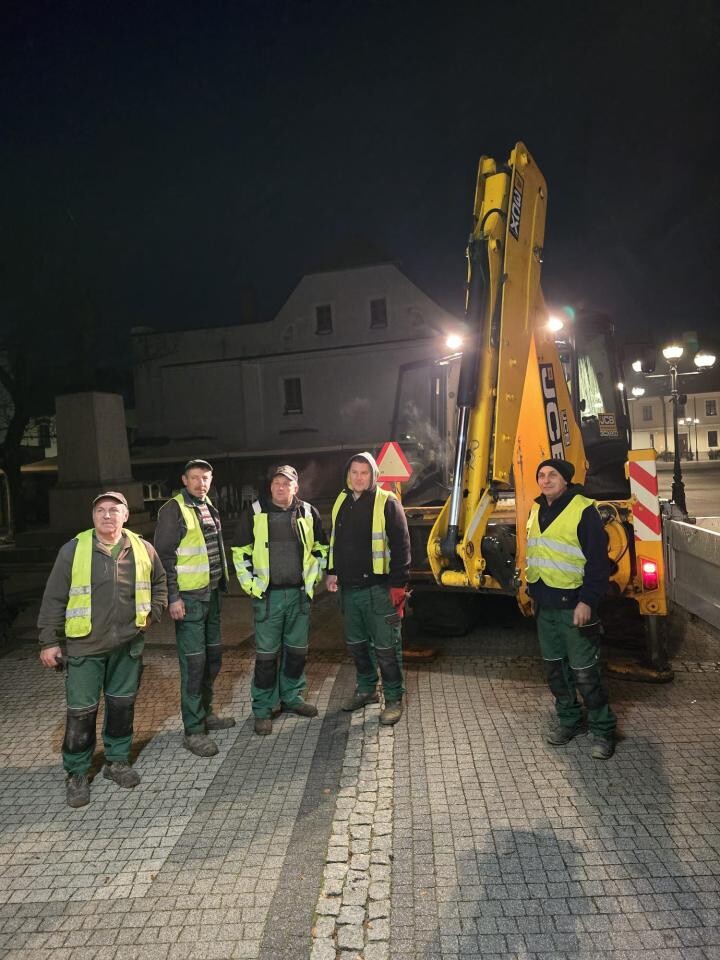 Rycerz znów czuwa nad Mikołowem! Imponująca figura Mikuły z brązu stanęła przy ratuszu / fot. Stanisław Piechula FB