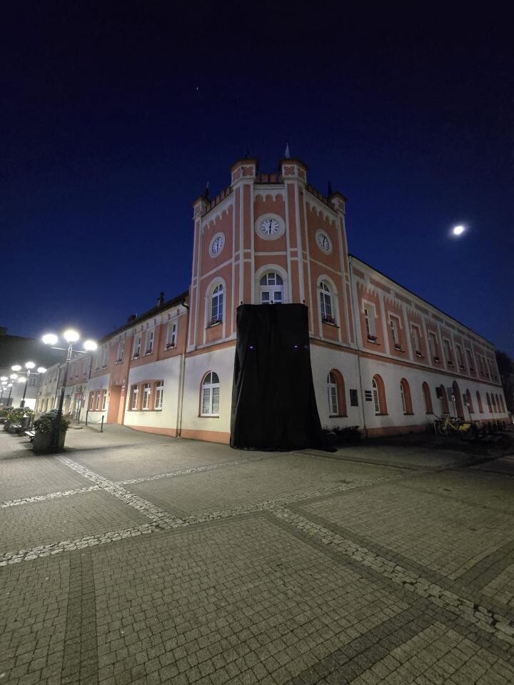 Rycerz znów czuwa nad Mikołowem! Imponująca figura Mikuły z brązu stanęła przy ratuszu / fot. Stanisław Piechula FB