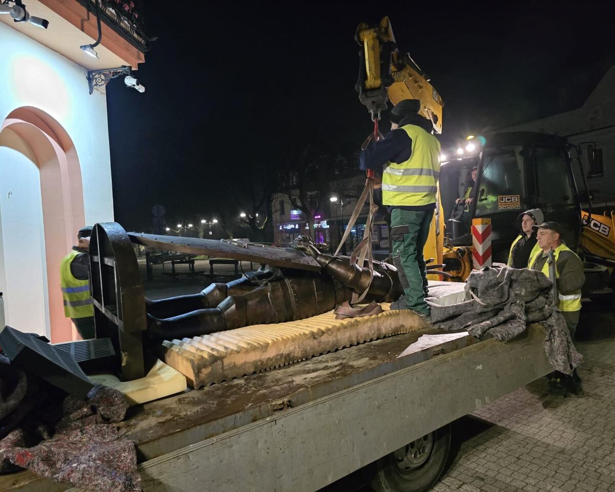 Rycerz znów czuwa nad Mikołowem! Imponująca figura Mikuły z brązu stanęła przy ratuszu / fot. Stanisław Piechula FB