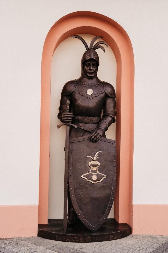 Rycerz znów czuwa nad Mikołowem! Imponująca figura Mikuły z brązu stanęła przy ratuszu / fot. Stanisław Piechula FB