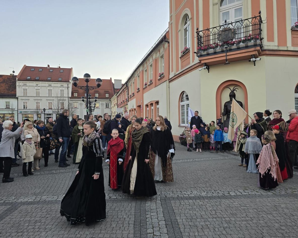 Rycerz znów czuwa nad Mikołowem! Imponująca figura Mikuły z brązu stanęła przy ratuszu / fot. Stanisław Piechula FB