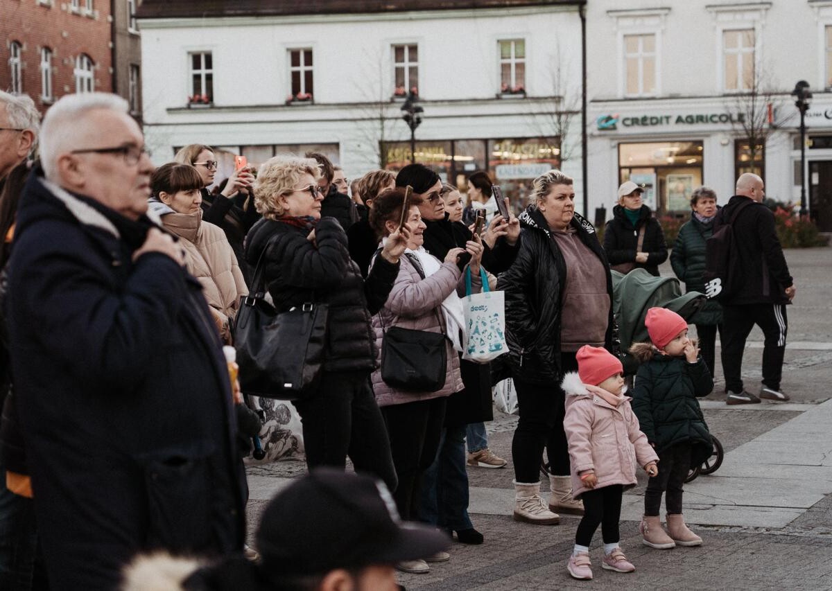 Rycerz znów czuwa nad Mikołowem! Imponująca figura Mikuły z brązu stanęła przy ratuszu / fot. Stanisław Piechula FB