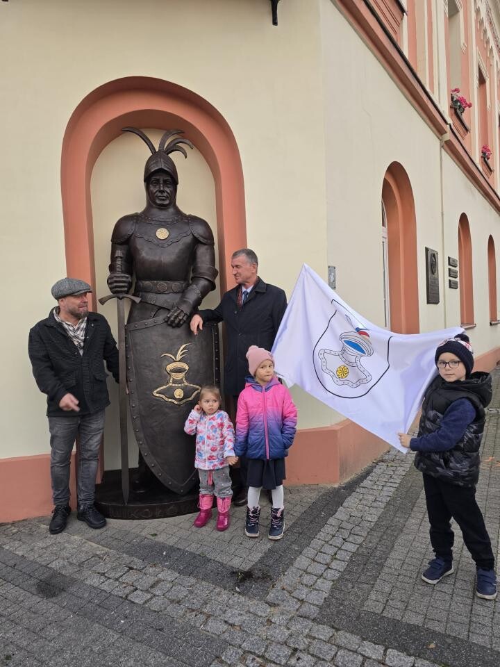 Rycerz znów czuwa nad Mikołowem! Imponująca figura Mikuły z brązu stanęła przy ratuszu / fot. Stanisław Piechula FB
