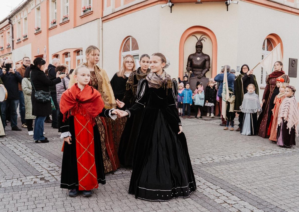Rycerz znów czuwa nad Mikołowem! Imponująca figura Mikuły z brązu stanęła przy ratuszu / fot. Stanisław Piechula FB