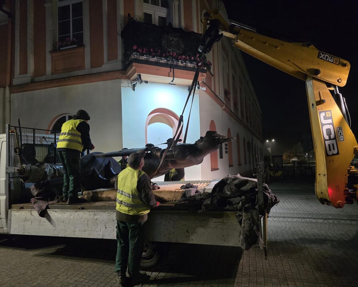 Rycerz znów czuwa nad Mikołowem! Imponująca figura Mikuły z brązu stanęła przy ratuszu / fot. Stanisław Piechula FB