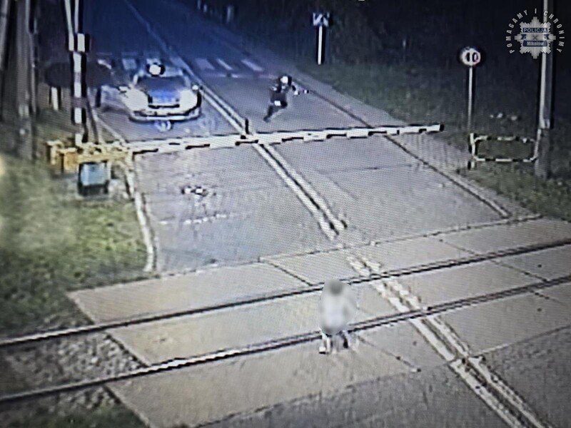 Sekundy od tragedii! Policjanci uratowali 6-latka przed nadjeżdżającym pociągiem [FILM]