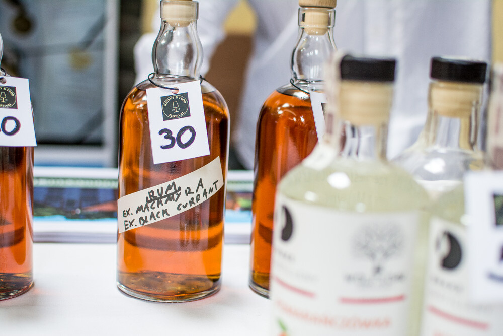 Butelki od Wolf and Oak.