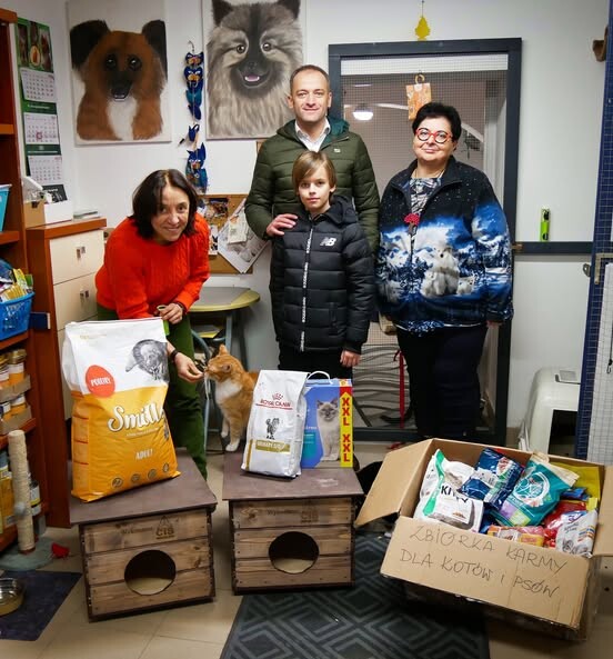 Powiat Mikołowski wsparł Pro Animali, przekazując karmę, żwirek i budki dla bezdomnych kotów. Sprawdź, jak mieszkańcy przyczynili się do tej inicjatywy / fot. Aktualności Powiatu Mikołowskiego FB