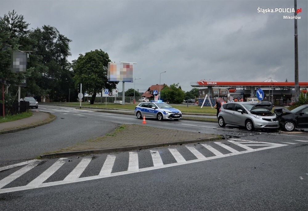 Policjanci wyjaśniają dokładny przebieg zdarzenia drogowego, do którego doszło na dużym skrzyżowaniu w Mikołowie, niedaleko granicy z Rudą Śląską. Od rana nie działała tam sygnalizacja świetlna. Kierująca osobowym fiatem wymusiła pierwszeństwo przejazdu i spowodowała wypadek.
