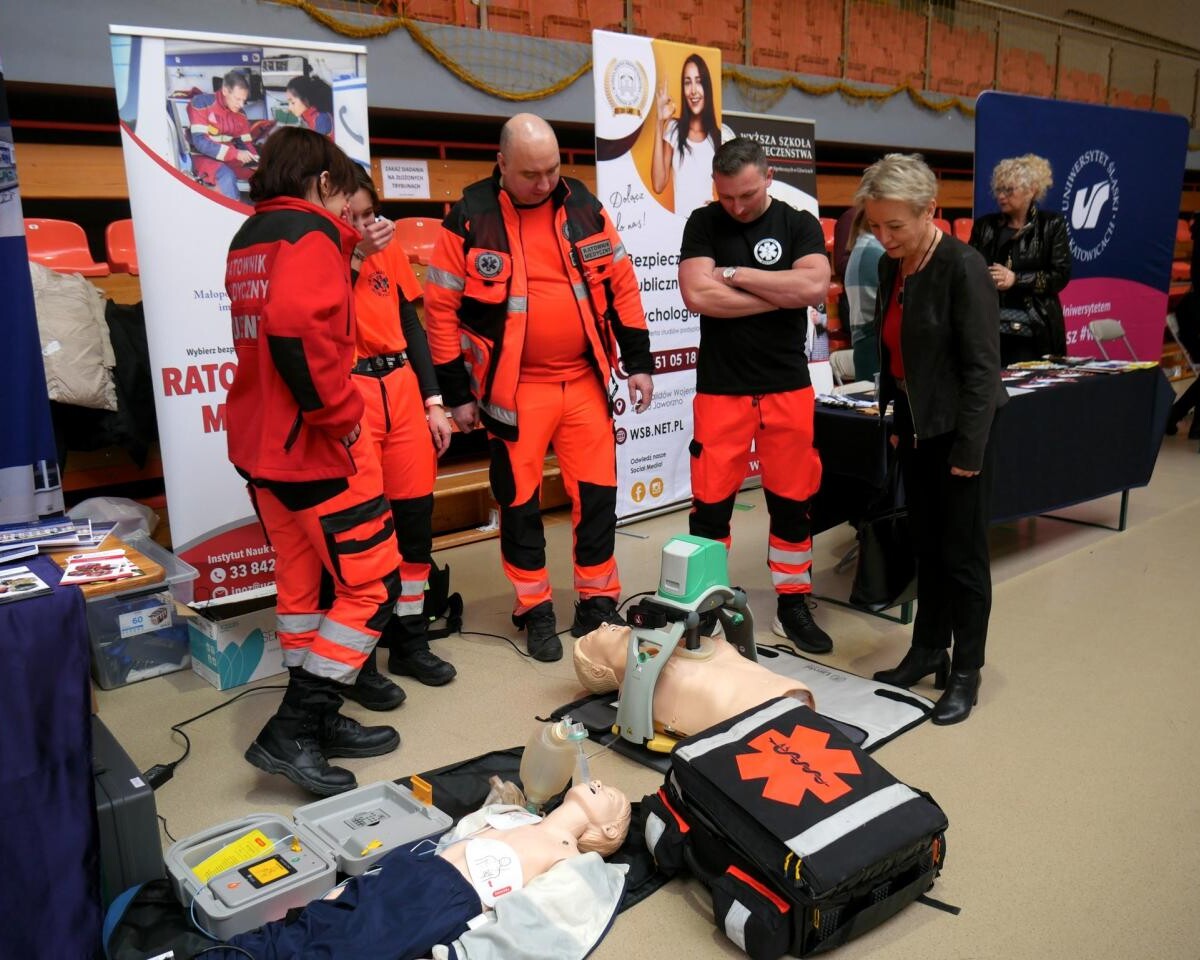 XIII Targi Edukacyjne w Mikołowie – uczelnie i instytucje edukacyjne zaprezentowały swoje oferty. Doskonała okazja dla młodzieży do wyboru przyszłej ścieżki kariery edukacyjnej / fot. Aktualności Powiatu Mikołowskiego