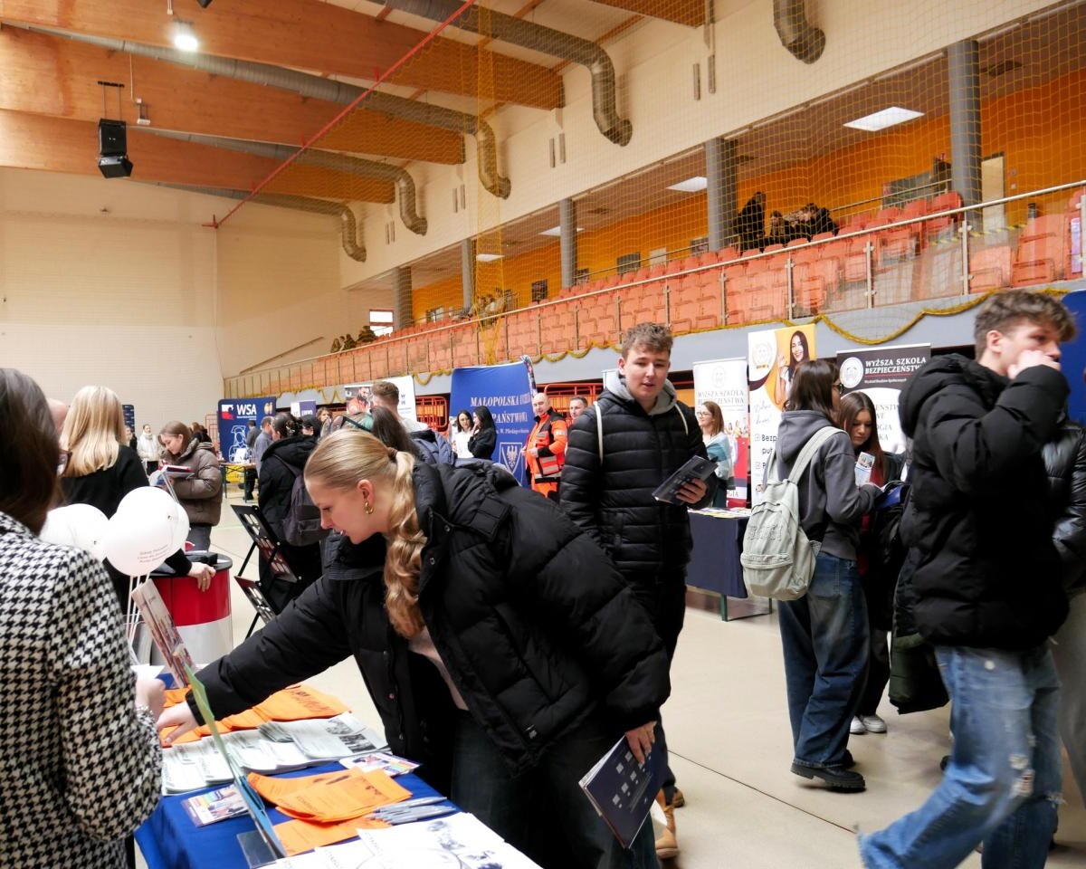 XIII Targi Edukacyjne w Mikołowie – uczelnie i instytucje edukacyjne zaprezentowały swoje oferty. Doskonała okazja dla młodzieży do wyboru przyszłej ścieżki kariery edukacyjnej / fot. Aktualności Powiatu Mikołowskiego
