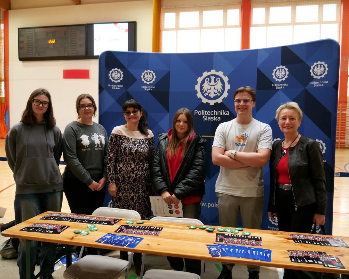 XIII Targi Edukacyjne w Mikołowie – uczelnie i instytucje edukacyjne zaprezentowały swoje oferty. Doskonała okazja dla młodzieży do wyboru przyszłej ścieżki kariery edukacyjnej / fot. Aktualności Powiatu Mikołowskiego