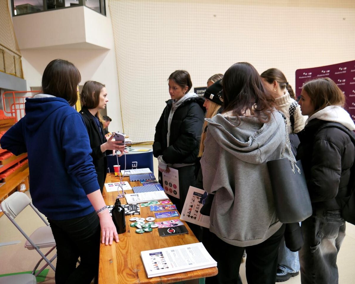 XIII Targi Edukacyjne w Mikołowie – uczelnie i instytucje edukacyjne zaprezentowały swoje oferty. Doskonała okazja dla młodzieży do wyboru przyszłej ścieżki kariery edukacyjnej / fot. Aktualności Powiatu Mikołowskiego